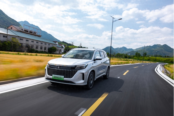 10万起就能买中型SUV，电混动力，提供57座，可看蓝电E5！